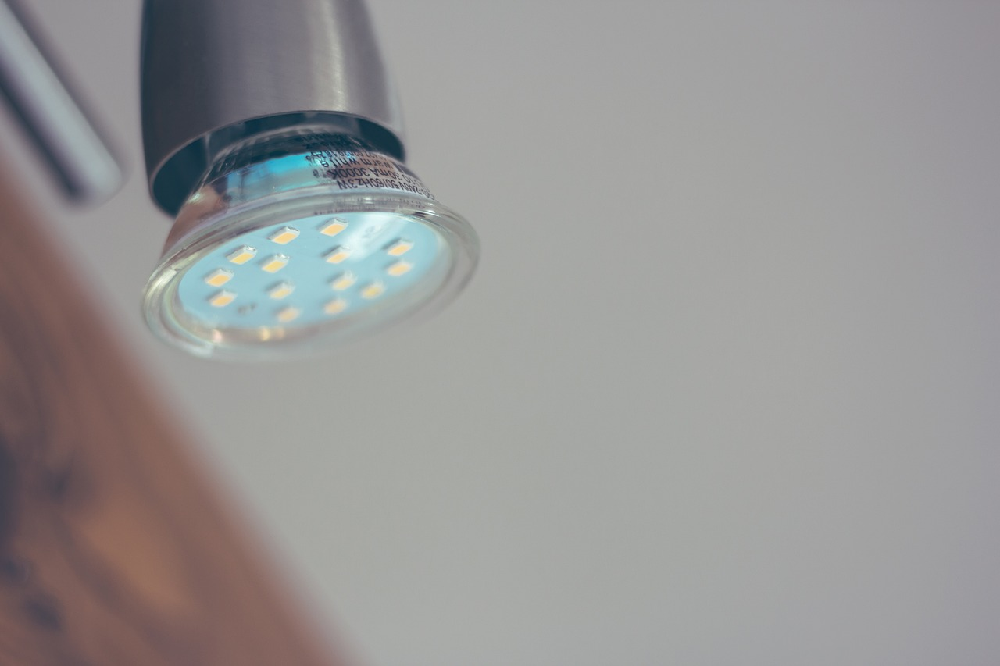 Oprawy oświetleniowe – jak dzielimy i dlaczego są tak często wykorzystywane?